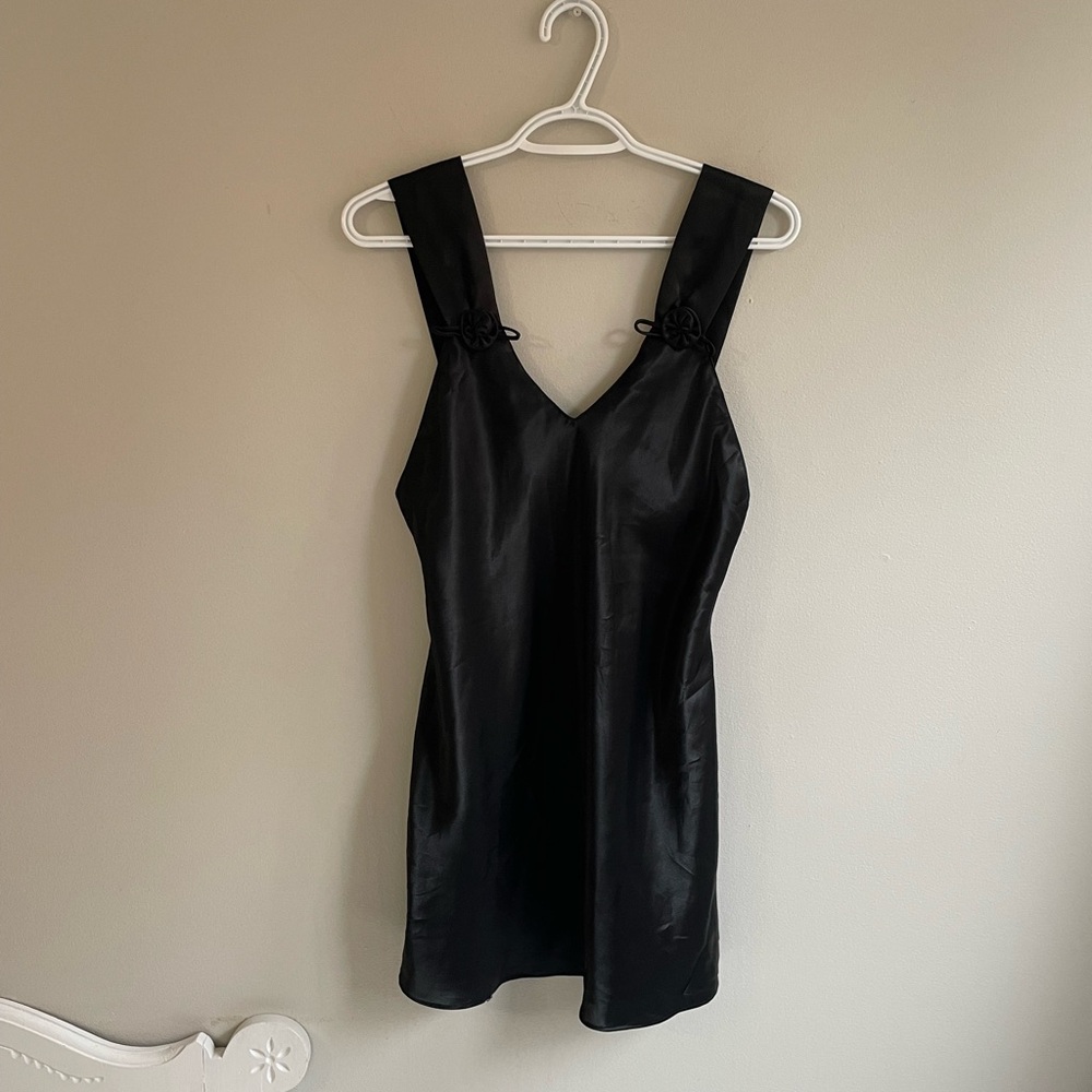 VINTAGE BLACK SATINY SLIP ON CHEMISE WIDE STRAPS ROSETTE APPLIQUÉS - Picture 3 of 10